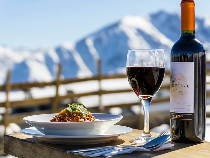 Vinho e comida na montanha