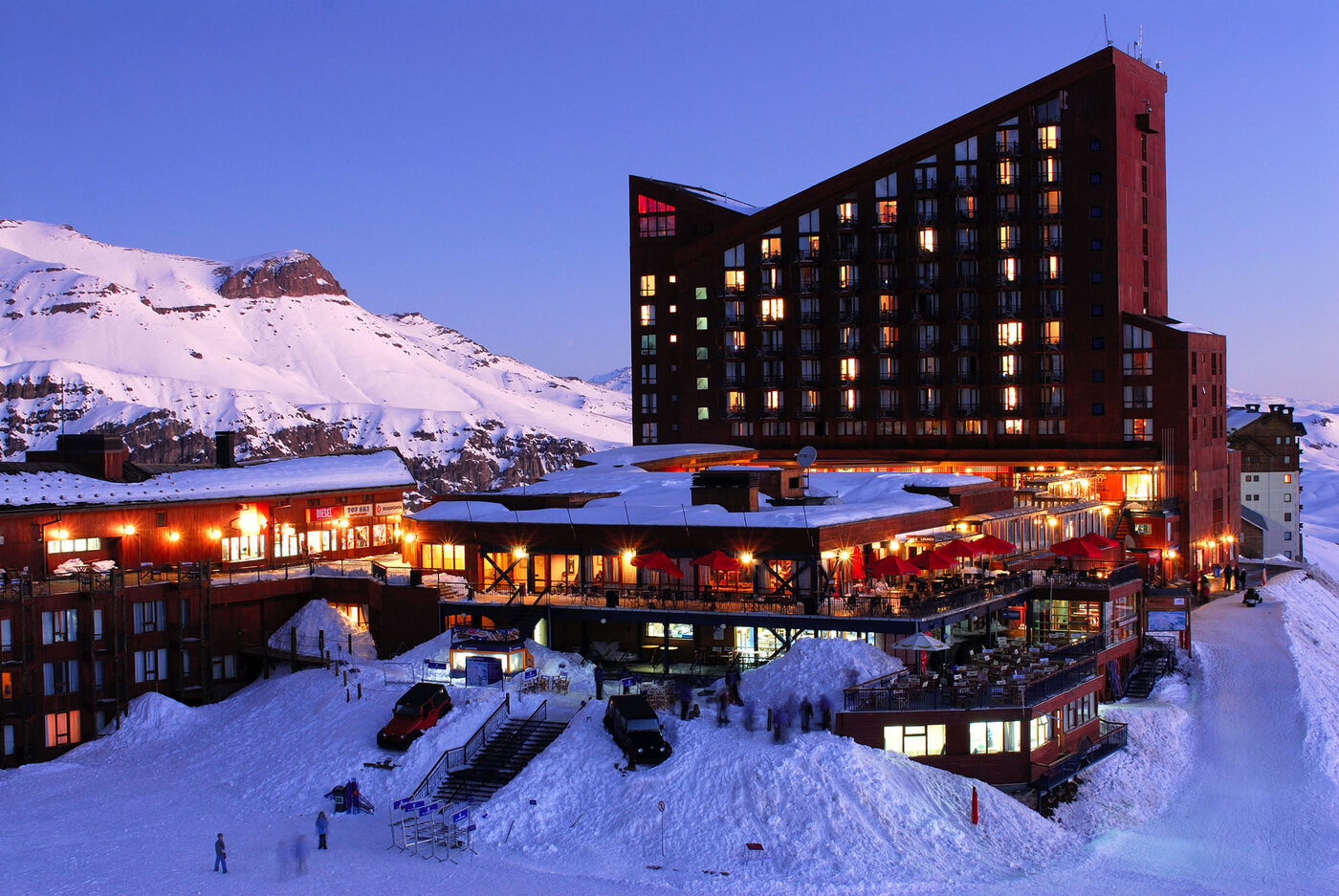 Valle Nevado à noite com hotel iluminado
