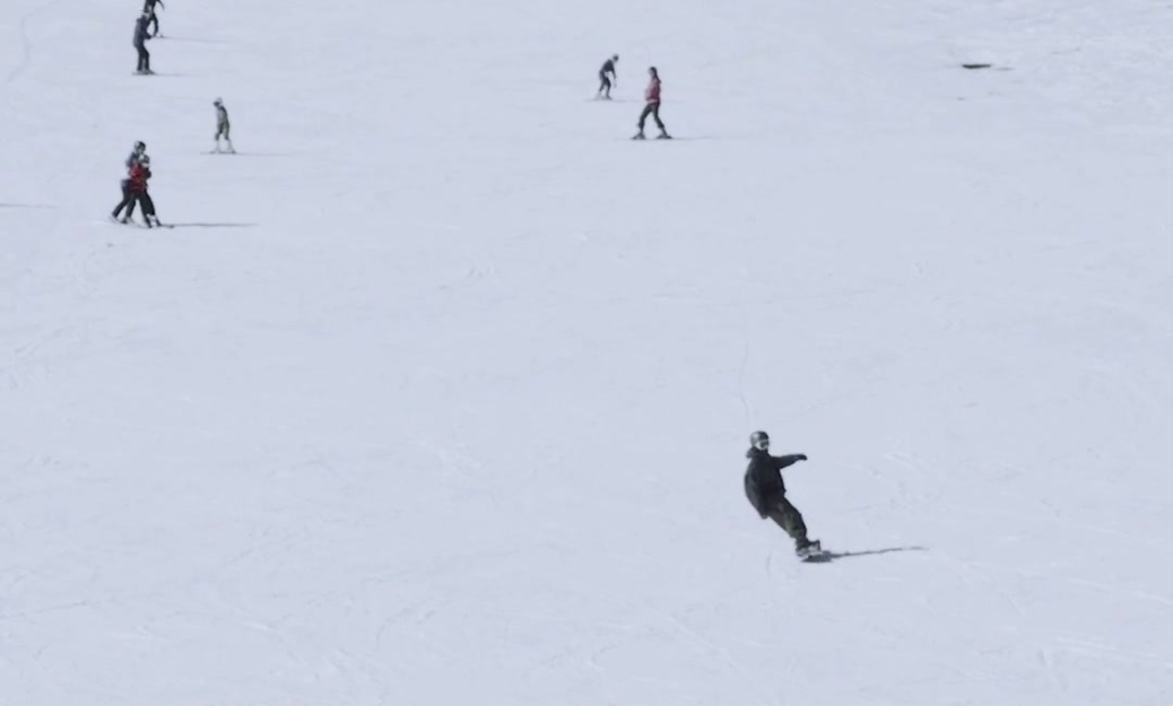 Esquiadores descendo a pista aberta de El Colorado durante o dia.