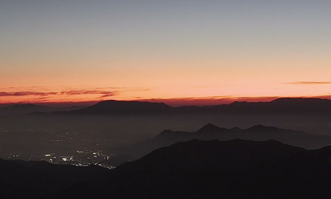 Vista da cordilheira dos Andes ao pôr do sol, do lado de El Colorado.